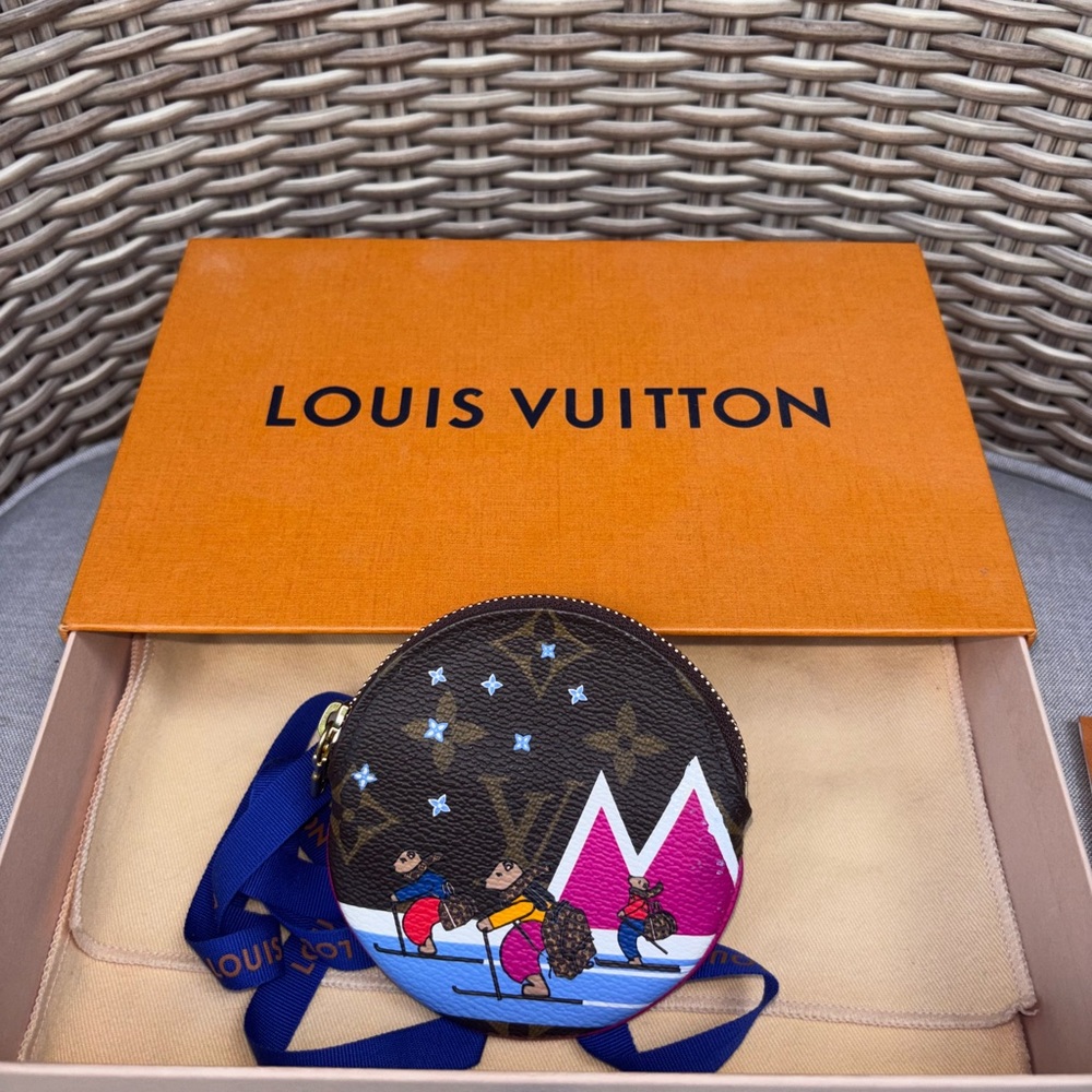 Authentic Louis Vuitton Rare Bears Christmas 2008 porte monnaie round coin pouch